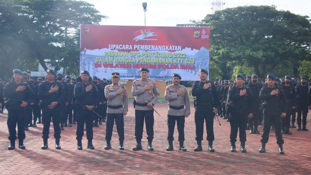 Kapolda Aceh Irjen Ahmad Haydar (tengah) melepas keberangkatan 210 personel Satuan Brimob Polda Aceh untuk melaksanakan tugas BKO 'Operasi Puri Agung 2022' dalam rangka pengamanan KTT G20 di Bali. Foto: Dok. Polda Aceh