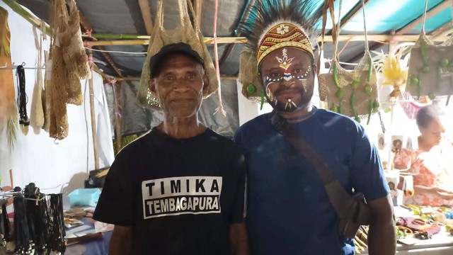 Pelaku UMKM di Papua, tata rias wajah. (Foto Media Center KMAN VI)