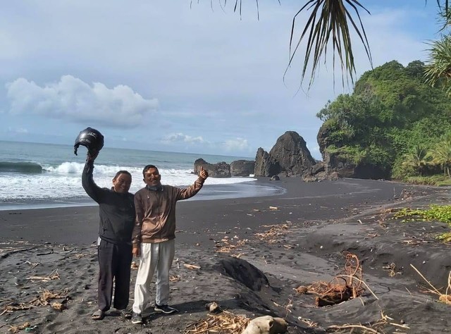 Dua pengunjung berpose di pantai Watu Godeg Tempursari. Dok. Abdul Ghofur