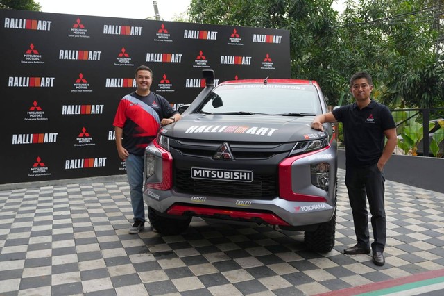 Rifat Sungkar dan jajaran PT Mitsubishi Motors Krama Yudha Indonesia (MMKSI) bersama replika Mitsubishi Triton Ralliart yang berlaga di Asian Cross-Country Rally (AXCR) 2022. Foto: Mitsubishi Motors