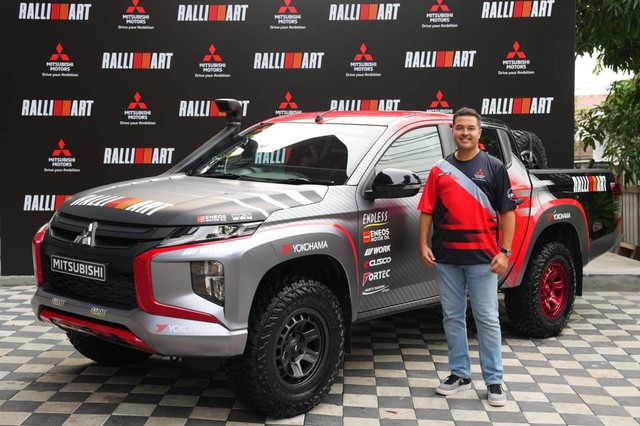 Rifat Sungkar bersama replika Mitsubishi Triton Ralliart yang berlaga di Asian Cross-Country Rally (AXCR) 2022. Foto: Mitsubishi Motors