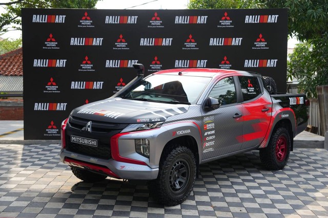 Tampilan replika Mitsubishi Triton Ralliart yang berlaga di Asian Cross-Country Rally (AXCR) 2022. Foto: Mitsubishi Motors