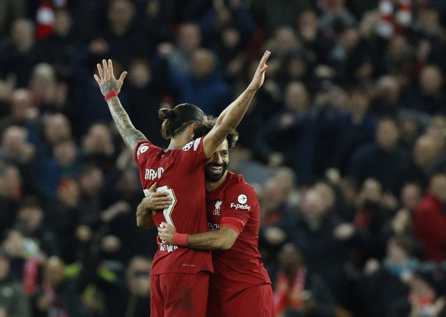 Pemain Liverpool Darwin Nunez merayakan gol keduanya dengan Mohamed Salah saat pertandingan Liga Champion di Anfield, Liverpool, Inggris. Foto: Jason Cairnduff/Reuters
