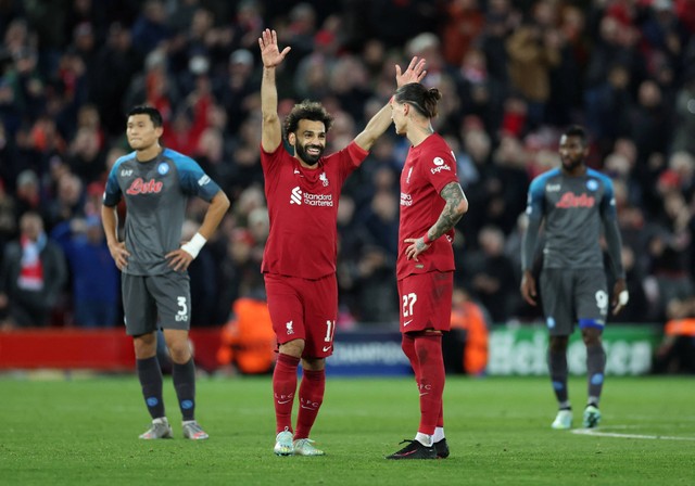 Pemain Liverpool Darwin Nunez merayakan gol keduanya dengan Mohamed Salah saat pertandingan Liga Champion di Anfield, Liverpool, Inggris. Foto: Carl Recine/Reuters