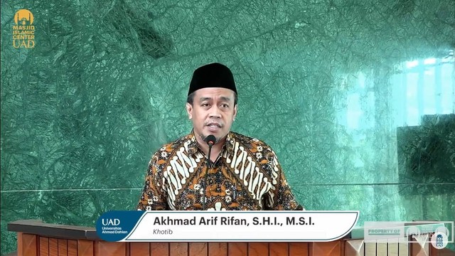 Akhmad Arif Rifan, S.H.I., M.S.I., khatib pada khotbah salat Jum’at di Masjid Islamic Center Universitas Ahmad Dahlan (UAD) (Foto: Didi)