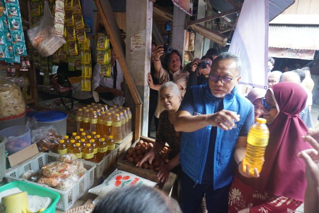 Menteri Perdagangan Zulkifi Hasan mengunjungi Pasar Pon Kranggan, Temanggung, Selasa (1/11/2022). Foto: ari