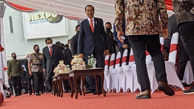 Presiden Jokowi tinjau acara Indo Defence 2022 di JIExpo Kemayoran, Jakarta Pusat, Rabu (2/11/2022). Foto: Jonathan Devin/kumparan