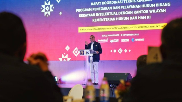 Plt. Dirjen KI, Razilu berikan penguatan penguatan rencana target kinerja (tarja) Kanwil Kemenkumham 2023 sebagai tahun Merek di Hotel Anvaya, Bali. Foto: DJKI
