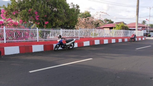 Foto trotoar warna merah putih yang dikirim Kepala Dinas Perhubungan Kota Tidore Kepulauan, Daud Muhammad, ke cermat melalui WhatsApp beberapa waktu lalu. Foto: Istimewa