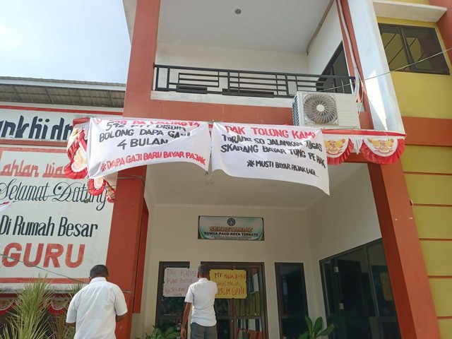 Spanduk yang dipasang di depan kantor Dinas Pendidikan Kota Ternate. Foto: Yunita Kadir