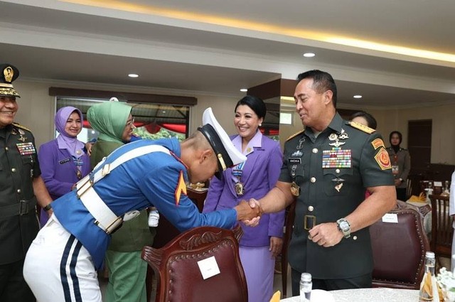 Anak KSAD Jenderal Dudung Abdurachman, Muhammad Akbar Abdurachman, yang wisuda Bhayangkara Taruna (Prabhatar) Akmil, menemui Panglima Jenderal TNI Andika Perkasa. Foto: Instagram/@dudung_abdurachman