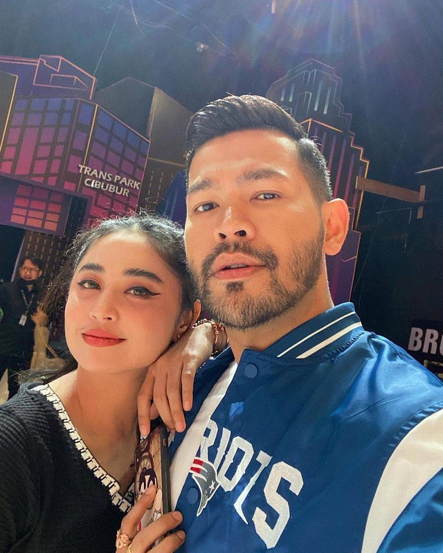 Dewi Perssik dan Rian Ibram. Foto: Instagram/@dewiperssikreal