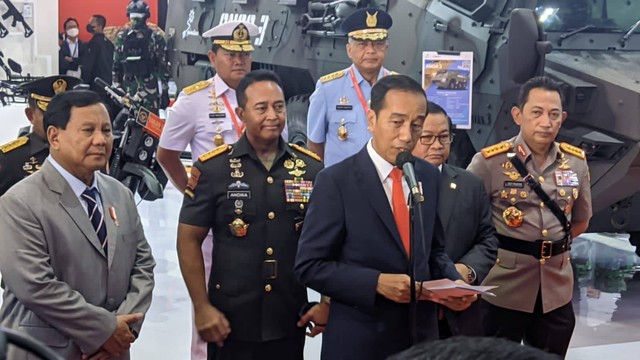 Presiden Jokowi memberikan keterangan Pers usai meninjau Indodefence Expo 2022. Foto: Rafyq Panjaitan/kumparan