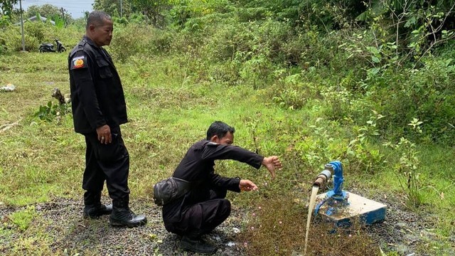 Staff Bagiann Umum lakukan pengecekan pompa air, Foto : Humas Lapas Batu