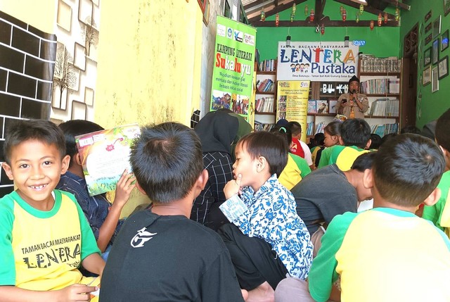 Senyum anak di taman bacaan