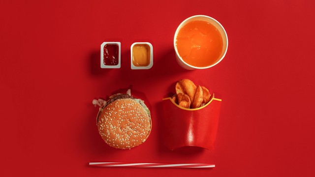 Ilustrasi makanan cepat saji atau fast food. Foto: nazarovsergey/Shutterstock