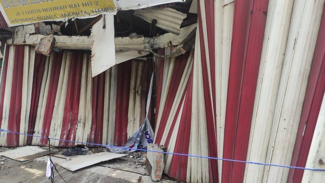 Lokasi Bus Tabrak Showroom Mobil Jalan Gusti Ngurah Rai, Klender, Kecamatan Duren Sawit, Jakarta Timur. Foto: Ahmad Romadoni/kumparan