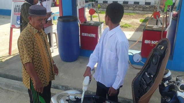 Kisah Nelayan di Pulau Batudaka, Bertarung Nyawa Demi Dapatkan BBM (254573)