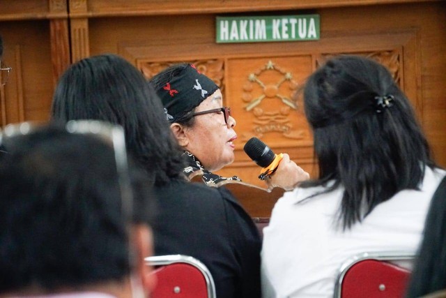 Ibu Brigadir Yosua, Rosti Simanjuntak menanggapi permintaan maaf Kuat Ma'ruf dan Ricky Rizal di Pengadilan Negeri Jakarta Selatan, Rabu (2/11/2022). Foto: Jamal Ramadhan/kumparan