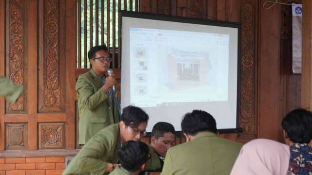 Dokumen Pribadi (Pemaparan Materi dan Program Kerja Oleh Ketua Kelompok KKN Desa Wonomerto kepada LPPM UPN Veteran Jawa Timur)