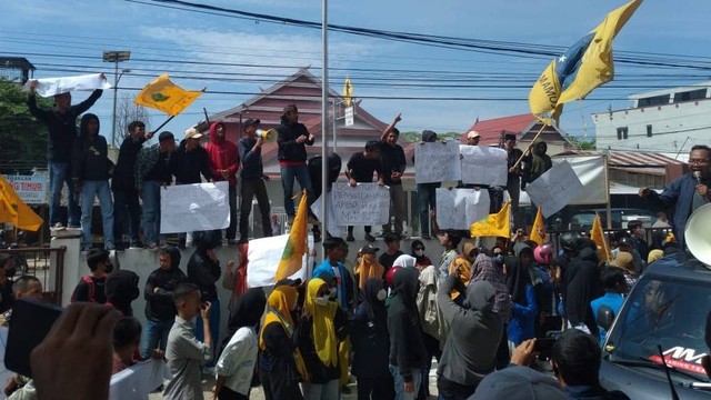 Massa dari Pergerakan Mahasiswa Islam Indonesia (PMII) Mamuju melakukan aksi unjuk rasa di depan kantor Kejari Mamuju. Foto: Saharuddin Nasrun/SulbarKini