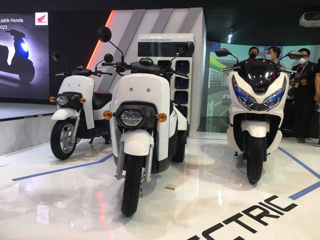 Trio motor listrik Honda yang mejeng di pameran IMOS 2022.  Foto: Sena Pratama/kumparan