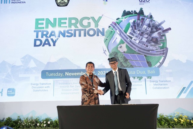 Direktur Utama Pelindo Arif Suhartono dan Direktur Utama PLN Darmawan Prasodjo dalam penandatanganan MoU pada acara Energy Transition Day di Bali, Selasa (1/11/2022). Foto: Dok. Pelindo