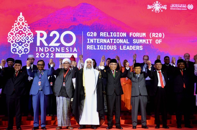 Para delegasi berfoto bersama saat pembukaan G20 Religion Forum (R20) di Nusa Dua, Badung, Bali, Rabu (2/11/2022). Foto: Fikri Yusuf/Antara Foto
