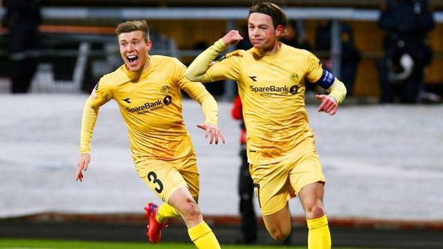 Pemain Bodo/Glimt Patrick Berg berselebrasi usai mencetak gol kedua mereka dengan Alfons Sampsted di Stadion Aspmyra, Bodo, Norwegia, Kamis (21/10). Foto: PHOTOGRAPHER/NTB via REUTERS