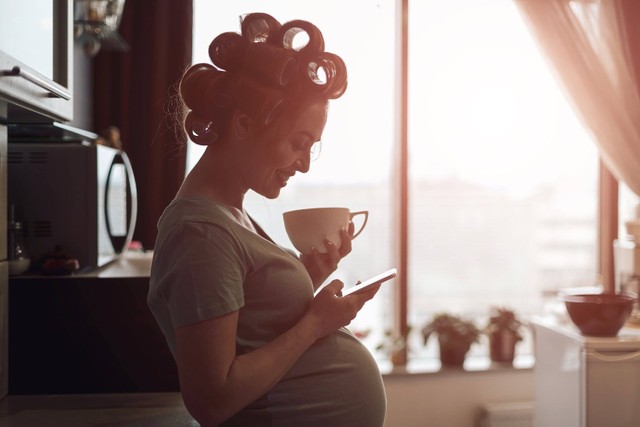 Ilustrasi ibu hamil minum kopi.
 Foto: Shutterstock
