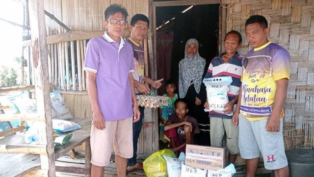 Kepedulian warga sekitar yang langsung membawa bantuan untuk keluarga Taher-Kamurat, keluarga miskin di Desa Arakan, kecamatan Tatapaan, Kabupaten Minahasa Selatan.