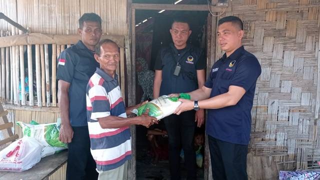 Wakil Ketua DPRD Kabupaten Minahasa Selatan, Paulman Runtuwene menyerahkan bantuan untuk keluarga Taher-Kamurat usai membaca berita tentang keluarga miskin di Desa Arakan tersebut.
