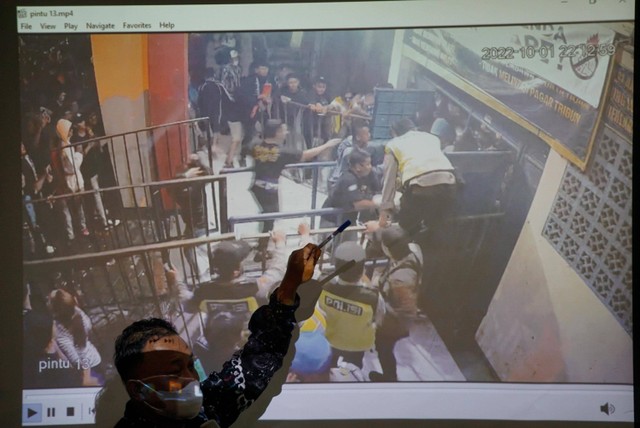 Para Komisioner Komisi Nasional Hak Asasi Manusia (Komnas HAM) menyampaikan temuan faktual atas tragedi Kanjuruhan di Gedung Komnas HAM, Rabu (2/11/2022). Foto: Jamal Ramadhan/kumparan