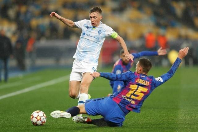 Pemain FC Barcelona Clement Lenglet mencoba menghadang pemain Dynamo Kyiv pada pertandingan Grup E Liga Champions di NSC Olympiyskiy, Kyiv, Ukraina. Foto: Valentyn Ogirenko/REUTERS