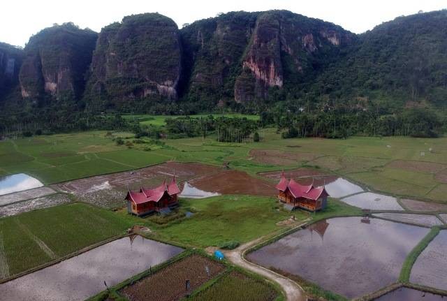 Foto udara areal persawahan dan bangunan seperti rumah gadang berada di kawasan Lembah Harau, Kabupaten Limapuluhkota, Sumatera Barat. Foto: Iggoy el Fitra/Antara Foto