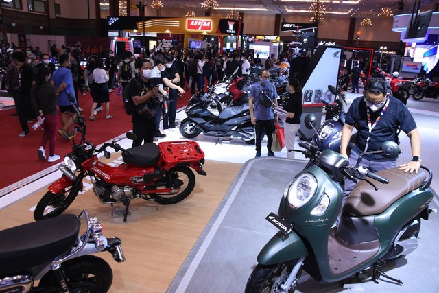Pengunjung mengamati sejumlah sepeda motor yang dipamerkan pada ajang Indonesia Motorcycle Show (IMOS) 2022 di Jakarta Convention Center (JCC), Jakarta, Rabu (2/11/2022). Foto: Indrianto Eko Suwarso/Antara Foto