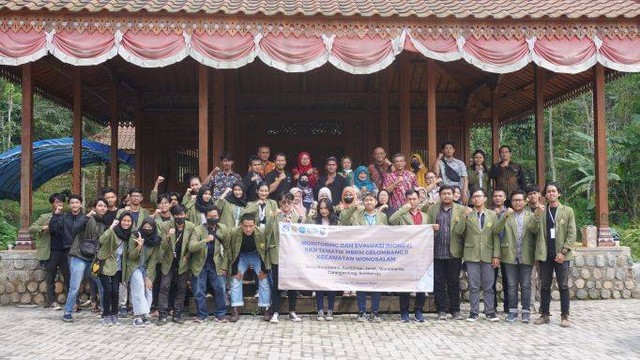 Foto bersama Kelompok KKNT skema desa wisata dengan pihak LPPM UPN Veteran Jawa Timur (dokumentasi pribadi)