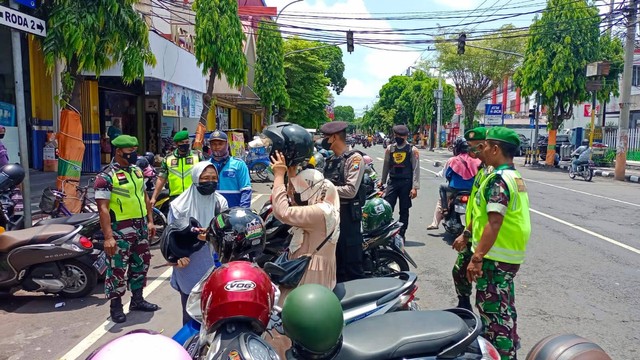 Polisi dan TNI Lakukan Patroli Dialogis di Pusat Perekonomian Lumajang. Dok. Polres Lumajang