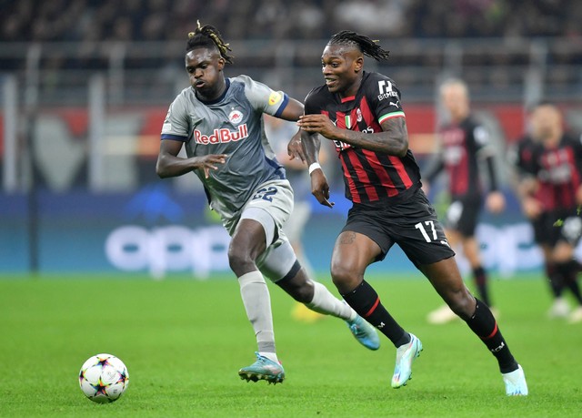 Oumar Solet dari FC Salzburg beraksi dengan Rafael Leao dari AC Milan saat pertandingan Liga Champions di San Siro, Milan, Italia. Foto: Daniele Mascolo/Reuters