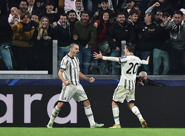 Pemain Juventus Leonardo Bonucci merayakan gol pertama mereka bersama Fabio Miretti saat pertandingan Liga Champions di Stadion Allianz, Turin, Italia. Foto: Massimo Pinca/Reuters