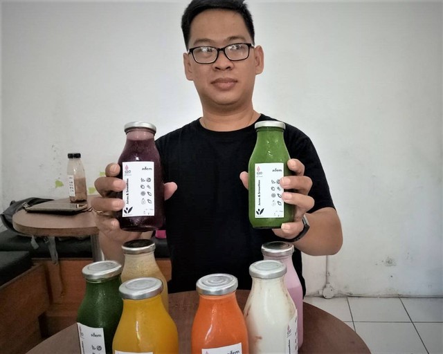 Eko Suprato menunjukkan Adem Juice and Smoothies karyanya - LSU