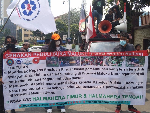 Massa aksi membentangkan spanduk bertuliskan Gerakan Peduli Duka Maluku Utara di depan Mabes Polri. Foto: Istimewa