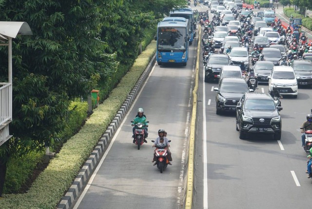 Pelanggaran lalu lintas di Jalan Salemba Raya, Jakarta Pusat, Kamis (3/11/2022). Foto: Iqbal Firdaus/kumparan