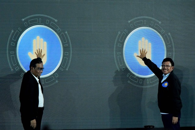 Menko Polhukam Mahfud MD (kiri) bersama Menkominfo Jhonny G Plate (kanan) melakukan prosesi penghentian siaran televisi analog di Jakarta, Kamis (3/11/2022) dini hari. Foto: Fakhri Hermansyah/ANTARA FOTO