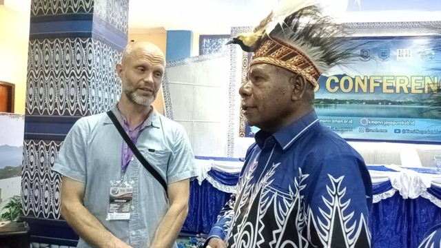 Geir Erichsr, pemerhati dari Norwegia Agency for Development Cooperation saat bersama Bupati Jayapura, Mathius Awoitouw. (Foto Media Center KMAN VI) 