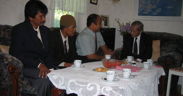Toke Leman (kiri) dan penulis (kedua kanan) saat bertemu pimpinan tertinggi GAM, Tgk Hasan Muhammad Di Tiro di Swedia. Foto: dok. TH