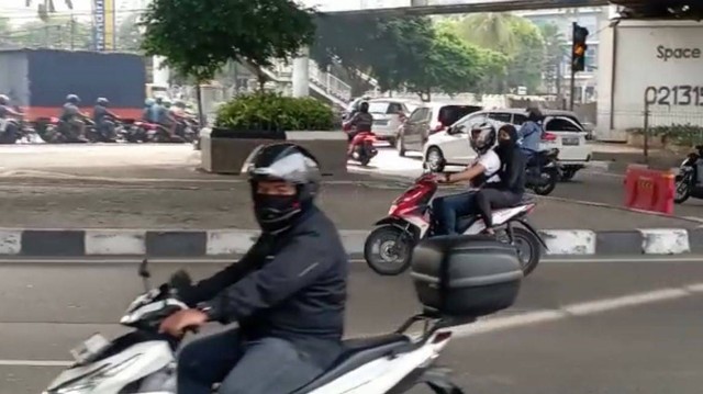 Pengendara Roda Dua kedapatan melanggar aturan lalu lintas di Simpang Slipi, Jakarta Pusat. Foto: Fadlan/kumparan