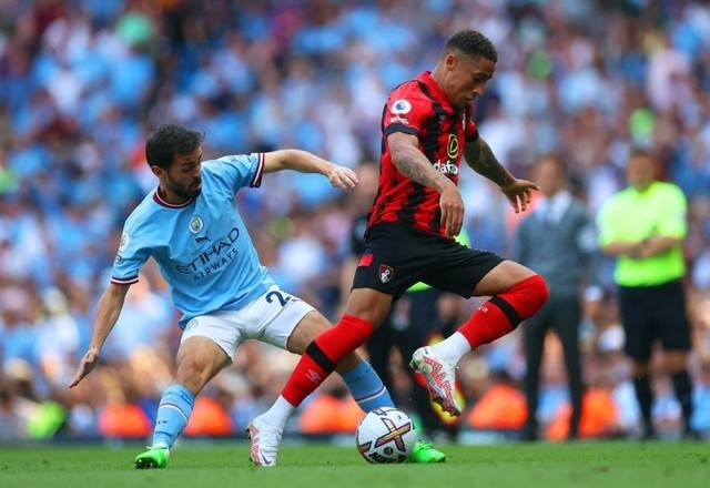 Bernardo Silva dari Manchester City beraksi dengan Marcus Tavernier dari Bournemouth. Foto: Action Images via Reuters/Lee Smith