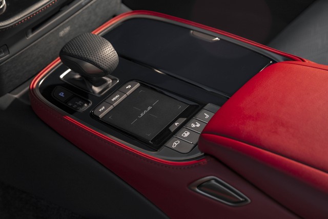 Transmisi Lexus LS 500H Sport varian hybrid. Foto: dok. Lexus Indonesia