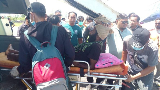 Yentinus Kogoya alias Si Leher Bolong alias Kumis Kogoya saat evakuasi dari Yahukimo ke Wamena. (Foto Humas Polda Papua) 